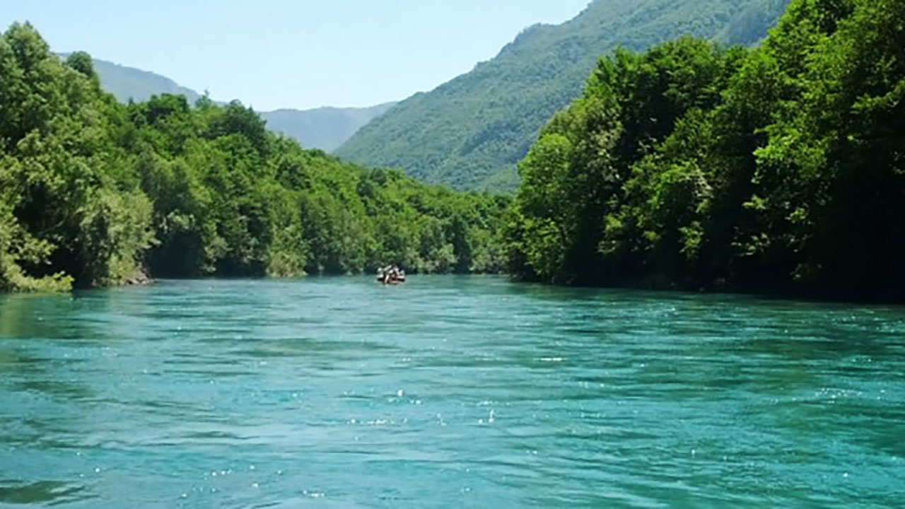 Log rafting on the rivers Tara and Drina